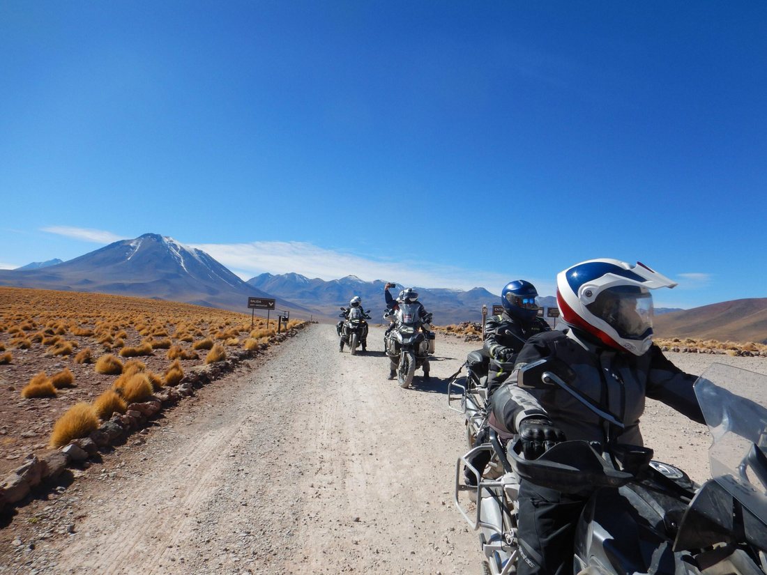 Ruta de altiplano con volcán al fondo