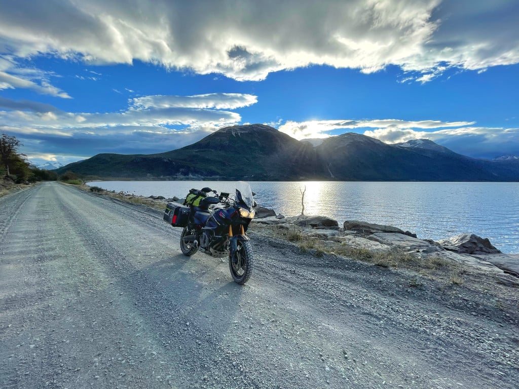 Moto junto a un lago en la Carretera Austral