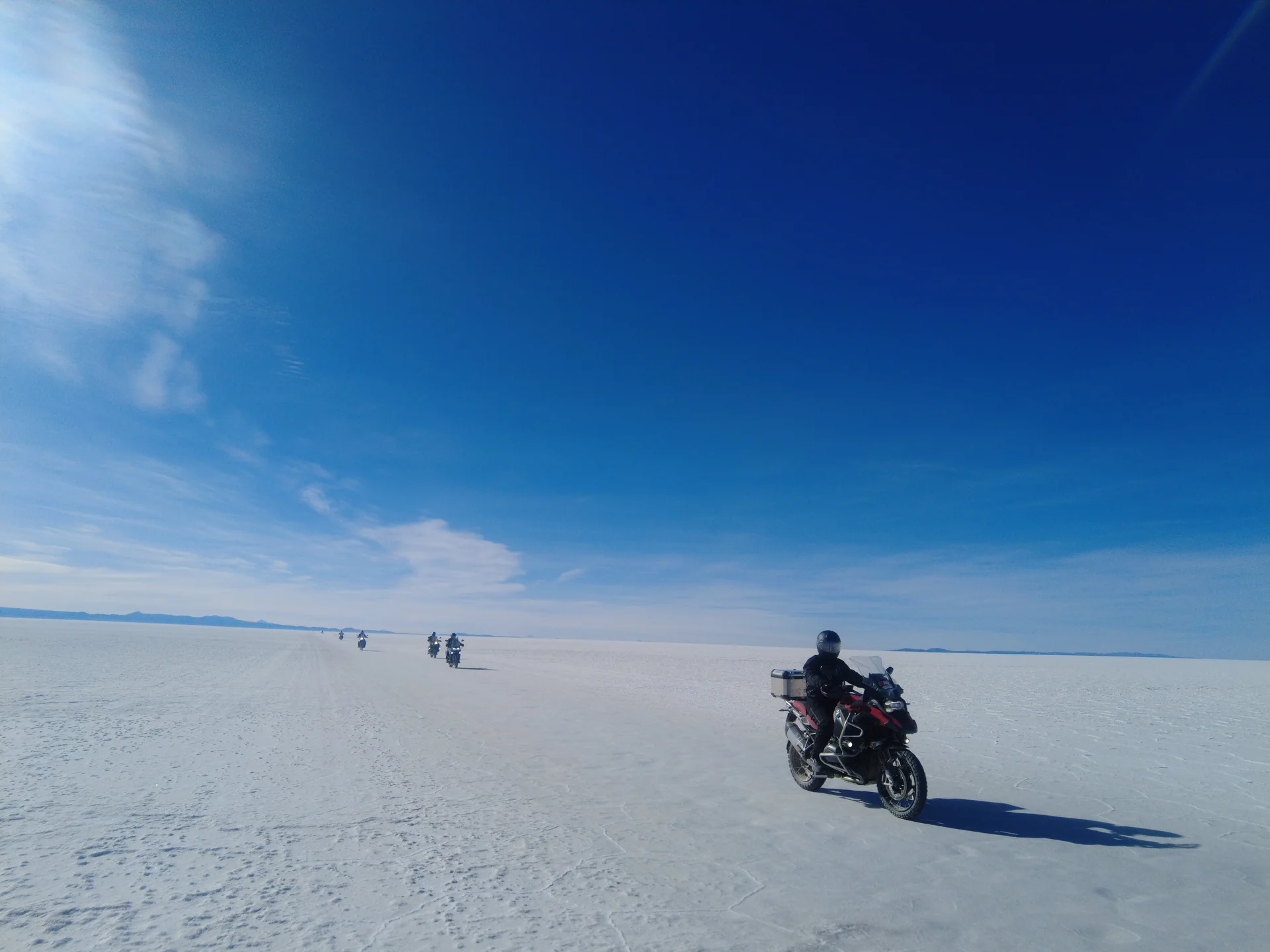 Grupo de motociclistas de MotoTravel cruzando el Salar de Uyuni, Bolivia